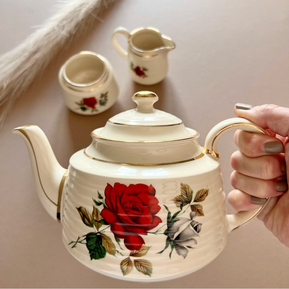 Vintage Sadler Ribbed Rose Floral Cream and Gold Tea Set
